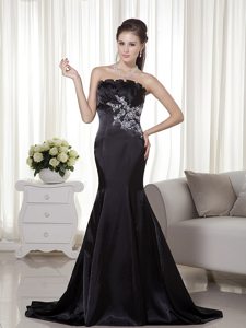 Satin Mermaid Brush Strapless Appliques Prom Gown in Black