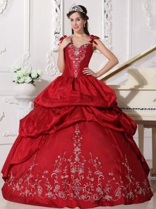 Straps Embroidery Beaded Quinceanera Party Dress with Pick Ups