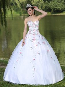 Trendy Sweetheart Floral Appliqued White Quinceanera Dresses