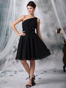 Ruched Black One Shoulder Quinceanera Dama Dresses with Flowers