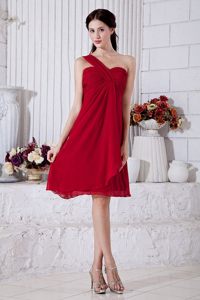 Wine Red Chiffon Mini-length Ruched One Shoulder Dama Dresses