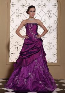Fashionable Purple Strapless Ruffled Prom Gown with Embroidery