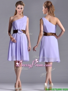 2016 Exclusive One Shoulder Lavender Short Dama Dress with Brown Belt