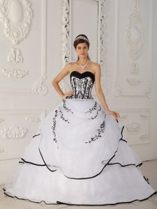 Sweetheart Floor-length Ball Gown Quinceanera Dress in White and black