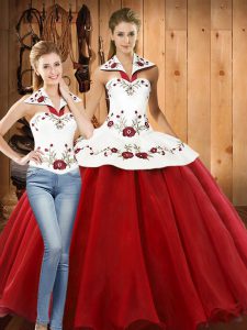 Dramatic Halter Top Sleeveless Vestidos de Quinceanera Floor Length Embroidery White And Red Organza