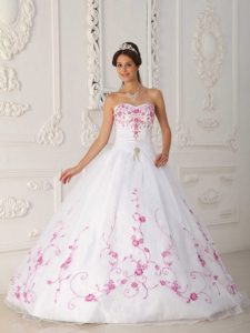 Sweetheart Embroidery White Ball Gown Dresses For 15 in Markham