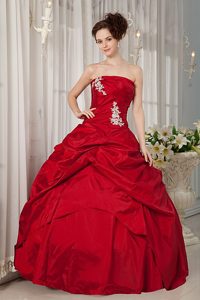 Red Strapless Floor-length Quinceanera Gown with Appliques