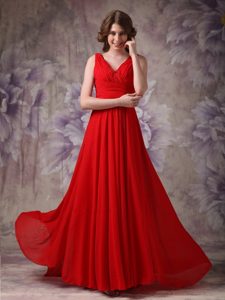 V-neck Ruching and Beading Prom Evening Dress with Brush Train in Red