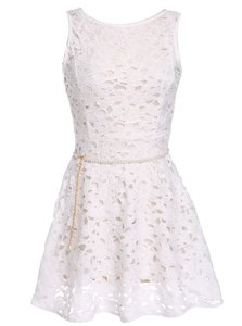 Customized Scoop Sleeveless Lace Mini Length Zipper Homecoming Dress in White for with Lace and Belt