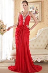 Beading and Ruching for Red Column Halter Chapel Prom Dress