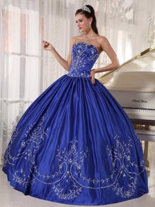 Strapless Pleated Dresses for Quinceanera with Embroidery in Royal Blue