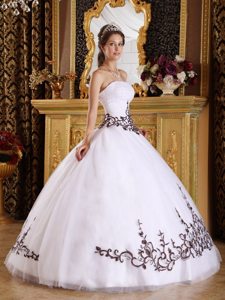 Inexpensive Strapless White Dress for Sweet 16 with Embroidery