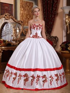 White Sweetheart Taffeta Sweet 15 Dresses with Red Appliques