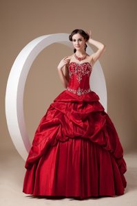 Appliqued Sweetheart Wine Red Quinceanera Gowns with Pick ups