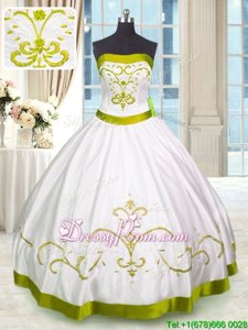 Sleeveless Embroidery Lace Up Quinceanera Gown