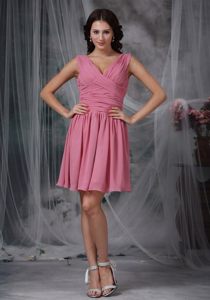 Ruched V-neck Chiffon Mini Quinceanera Dama Dress in Rose Pink