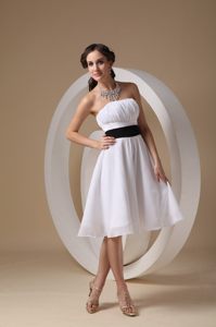 Fashionable White Quinceanera Dama Dresses with Ruches and Sash
