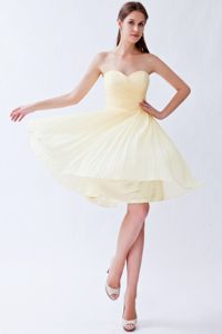 Sweetheart Light Yellow Knee-length Chiffon Pleated Dama Dress