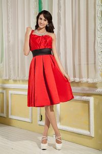 Red One Shoulder Princess Knee-length Satin Dama Dress Ruched