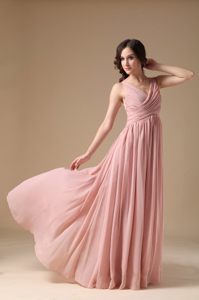 Impressive v-Neck Strapless Prom Celebrity Dress Ruches Floor-length